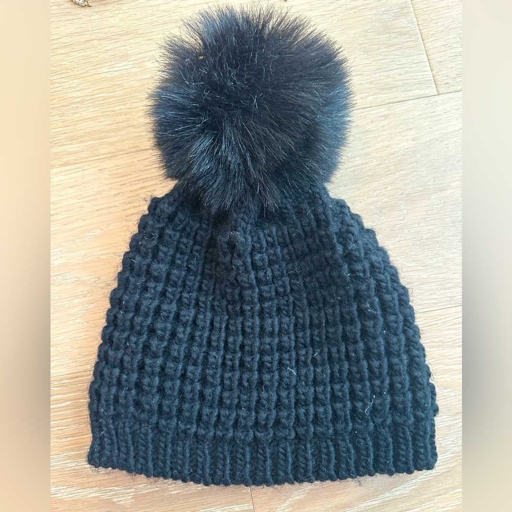 Cute and warm black beanie with black pouf!